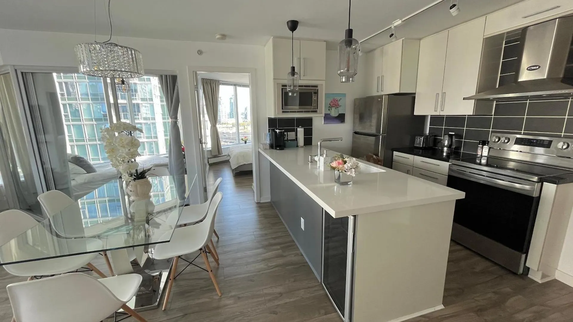 Downtown 4Bd 2Ba View Skytrain 2 Free Parking Apartment Vancouver